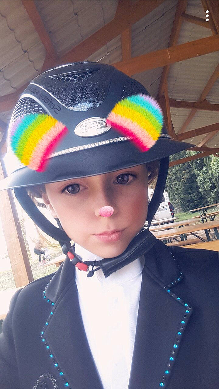 Jadounette a rejoint le concours — aidez-le/la à gagner de superbes lots ! cap, cool, costume, fashion_accessory, fun, girl, hat, headgear, headwear, person, pink