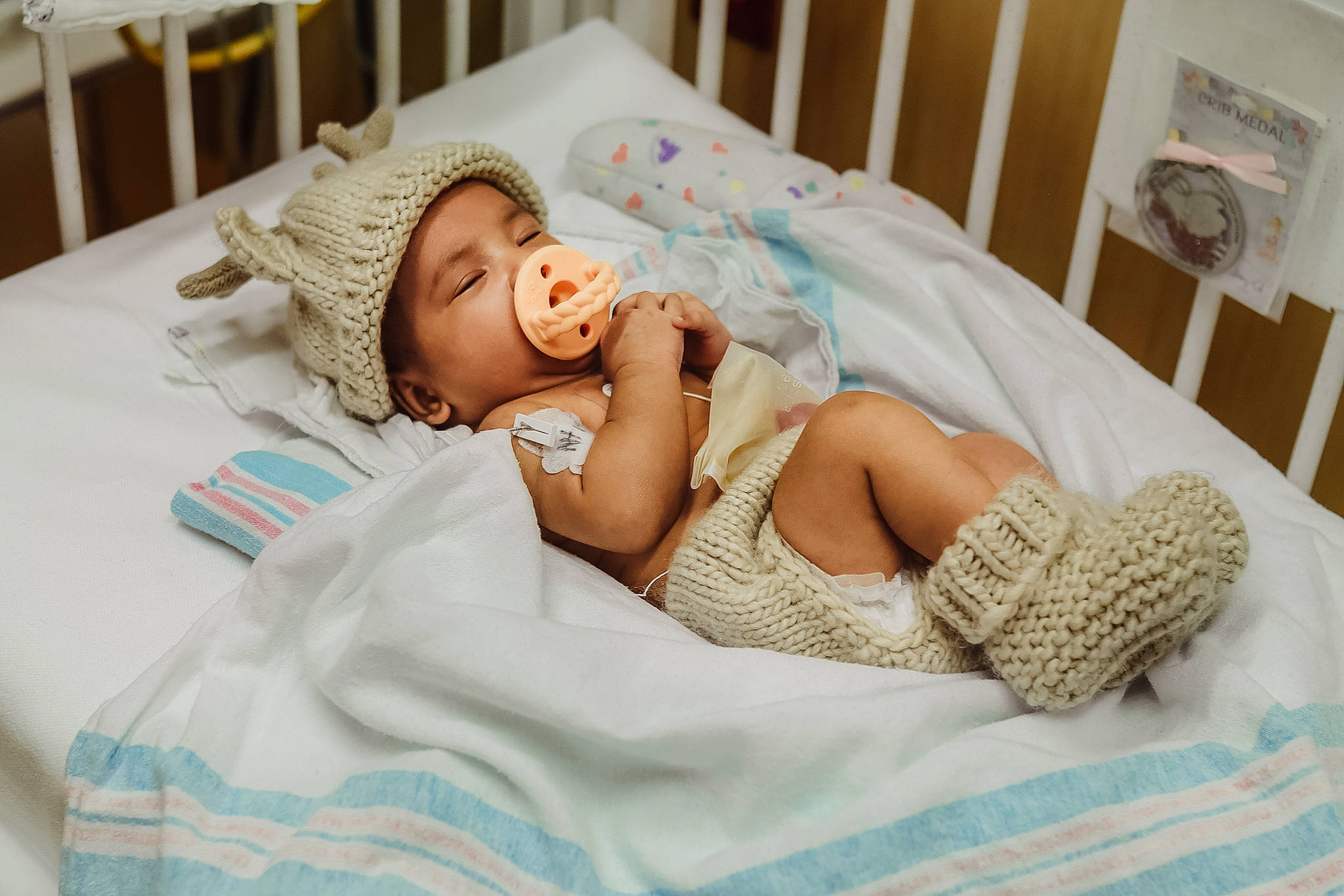 Love is registered to the contest to win money with this photo: baby, baby_sleeping, bed, bed_sheet, bedding, bedroom, bedtime, child, comfort, event, happy, headpiece, headwear, human_leg, leg, linens, person, room, shoulder, skin