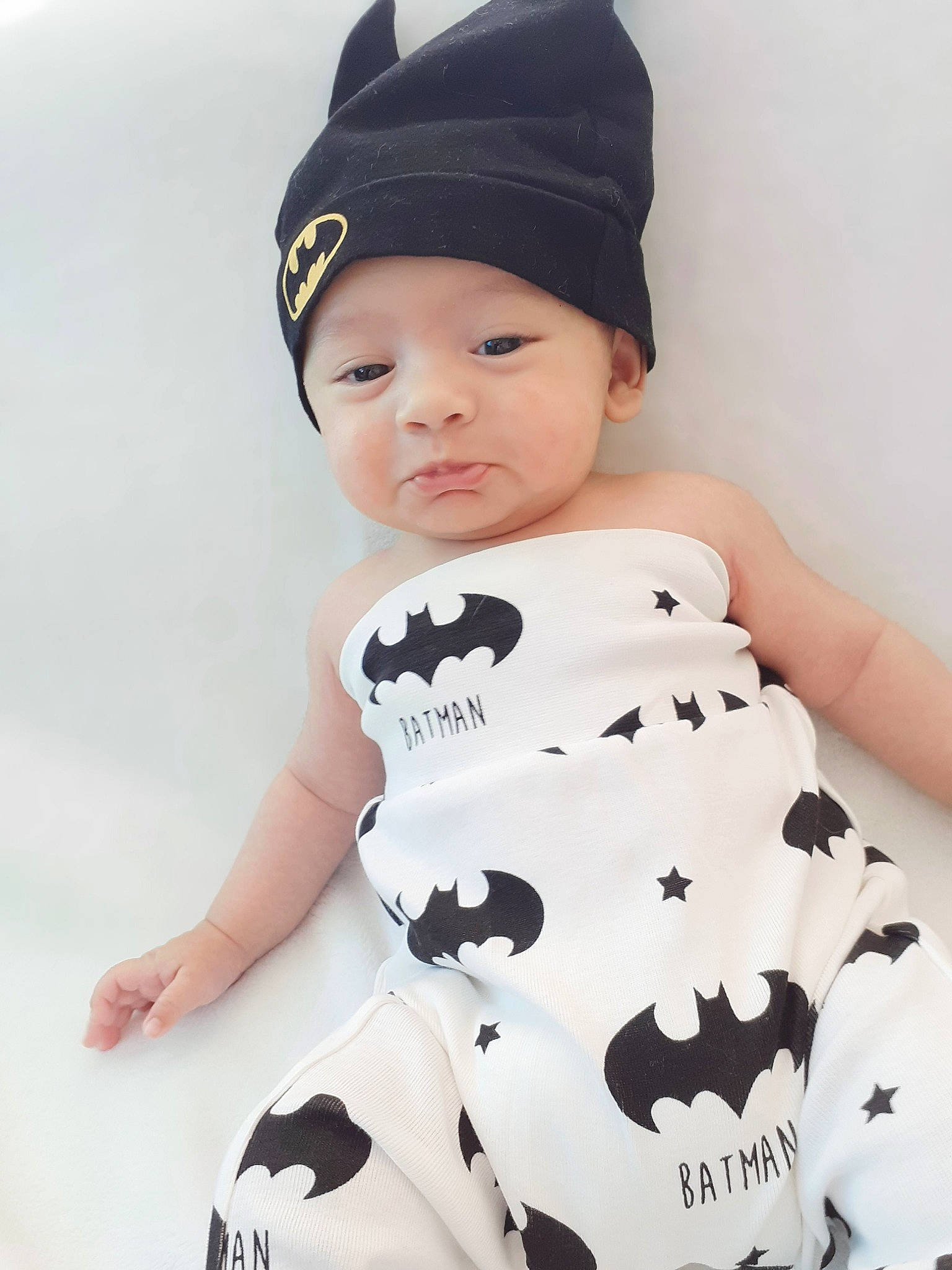 Moana participe au concours pour gagner de l'argent avec cette photo : baby, baby_bloomers, baby_products, baby_toddler_clothing, beanie, cap, child, clothing, costume_accessory, hat, headgear, headwear, non_sporting_group, pattern, person, product, sleeve, toddler, white