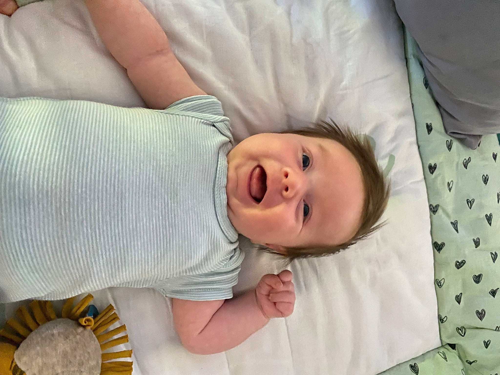 Loann a rejoint le concours — aidez-le/la à gagner de superbes lots ! baby, baby_safety, baby_sleeping, baby_toddler_clothing, cheek, child, comfort, eye, face, gesture, happy, head, human_body, linens, nose, person, skin, sleeve, smile, toddler