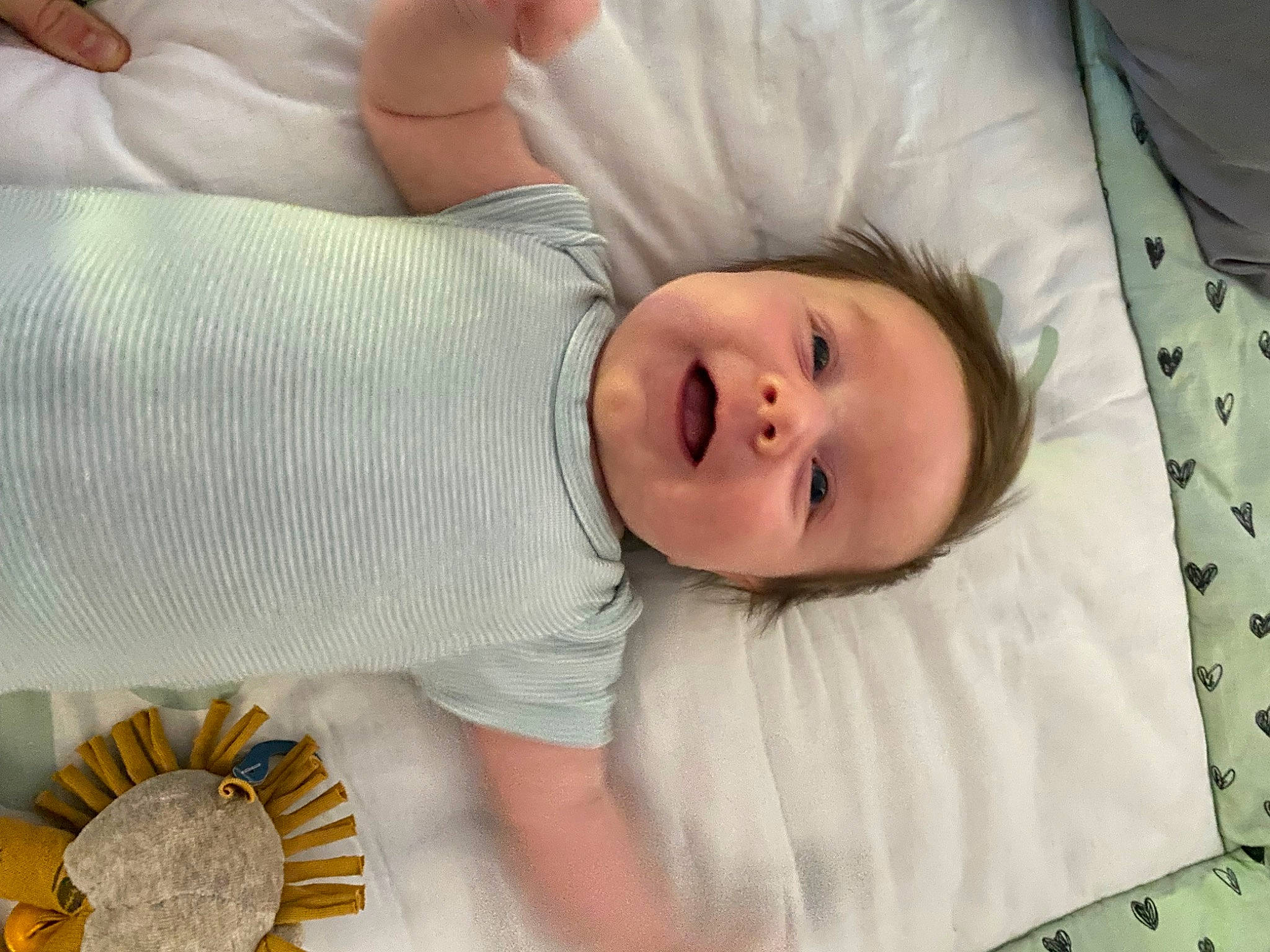 Loann participe au concours pour gagner de l'argent avec cette photo : baby, baby_products, baby_safety, baby_sleeping, baby_toddler_clothing, bed, bedding, bedtime, child, comfort, happy, linens, nap, pattern, person, product, room, sleep, sleeve, smile