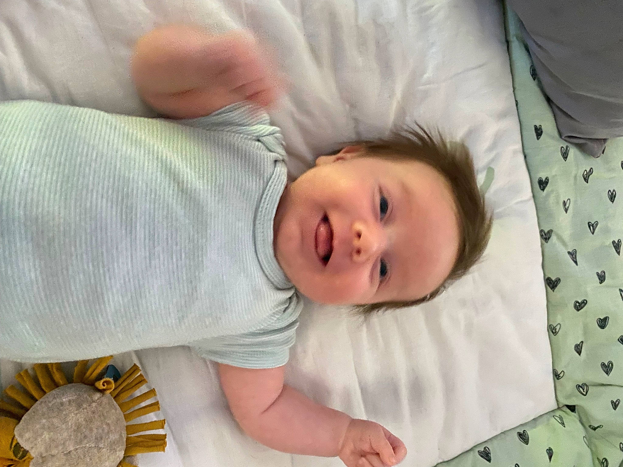 Loann a rejoint le concours — aidez-le/la à gagner de superbes lots ! baby, baby_products, baby_safety, baby_sleeping, baby_toddler_clothing, bed, bedding, bedtime, cheek, child, comfort, facial_expression, finger, head, linens, pattern, person, product, skin, sleeve