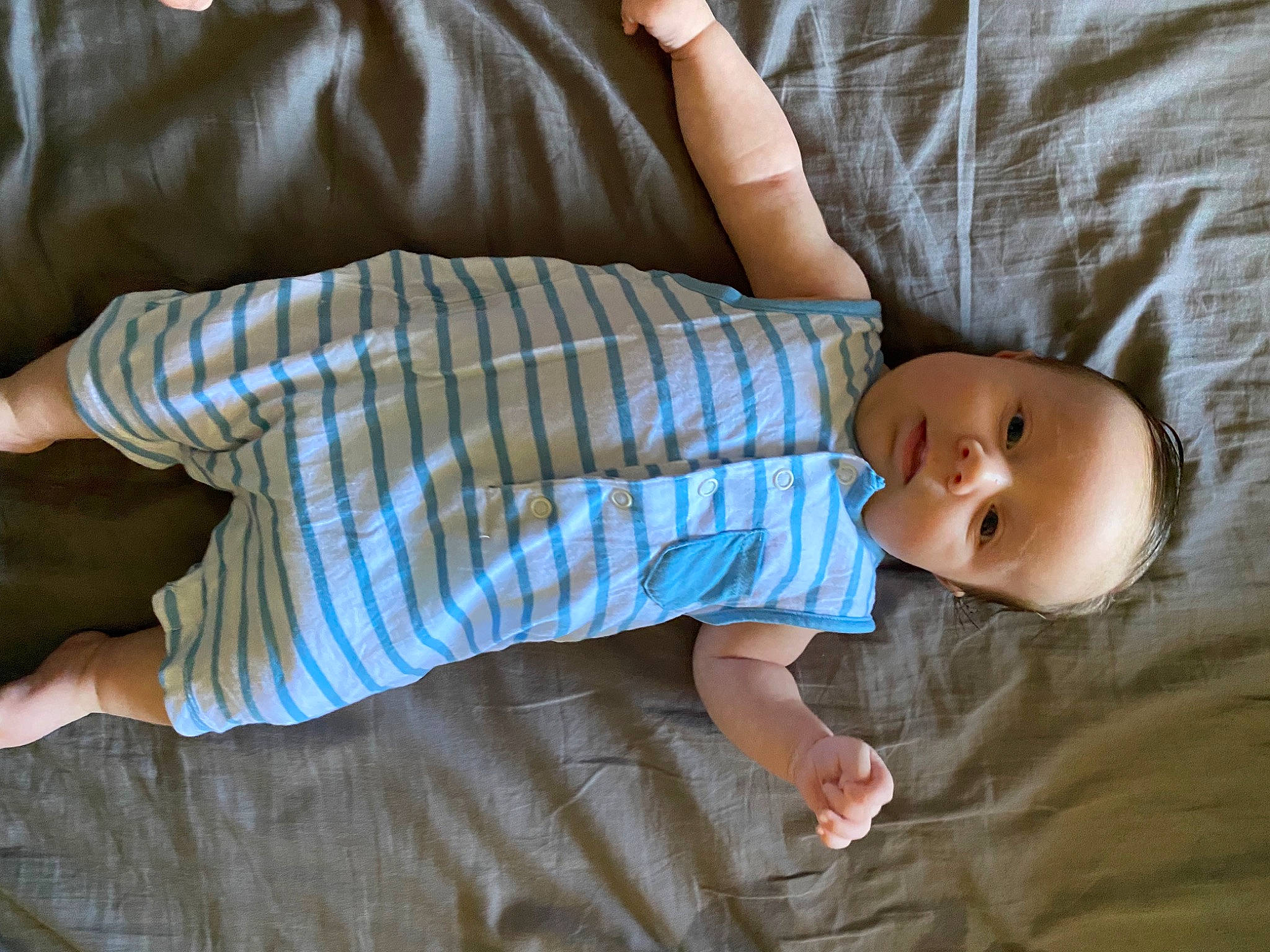 Loann participe au concours pour gagner de l'argent avec cette photo : baby, baby_toddler_clothing, child, comfort, couch, elbow, finger, flooring, human_leg, joint, linens, pattern, person, sitting, skin, sleeve, t_shirt, textile, thigh, toddler