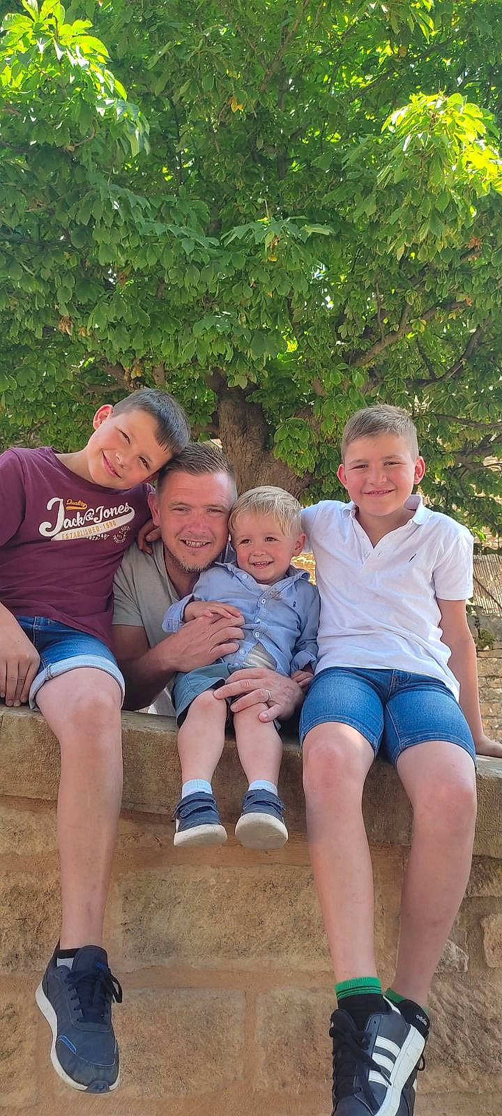 Malo participe au concours pour gagner de l'argent avec cette photo : botany, fun, grass, grass_family, happy, head, human_body, joy, lap, leg, leisure, mammal, people_in_nature, person, plant, shorts, skin, smile, summer, t_shirt