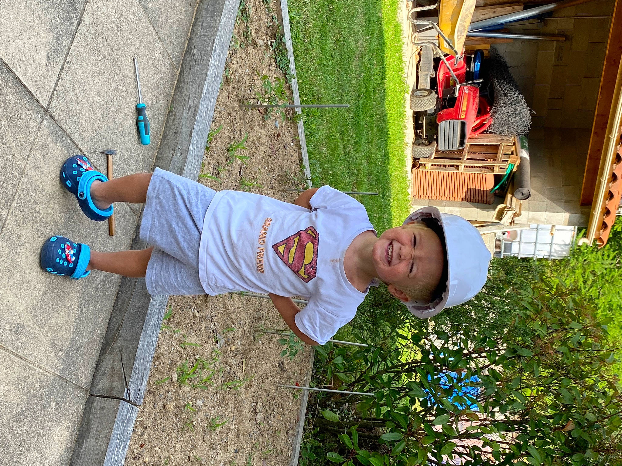 Malo a rejoint le concours — aidez-le/la à gagner de superbes lots ! blue, child, fun, grass, happy, hat, headwear, human_leg, joy, leisure, people_in_nature, person, plant, recreation, sandal, sidewalk, t_shirt, toddler, tree, vacation