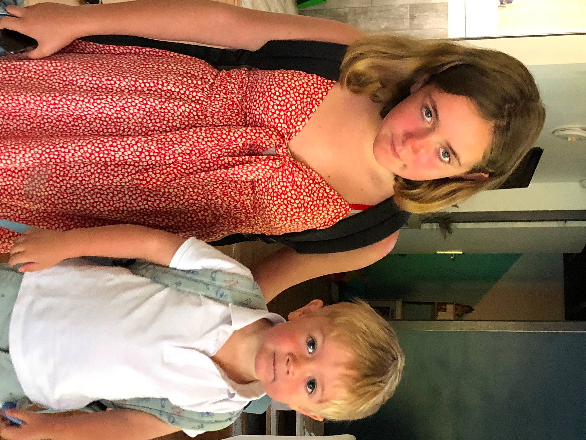 Malo participe au concours pour gagner de l'argent avec cette photo : abdomen, baby_toddler_clothing, chest, cocktail_dress, comfort, elbow, fun, gesture, happy, human_leg, joint, knee, leg, person, smile, thigh, throat, toddler, trunk, waist