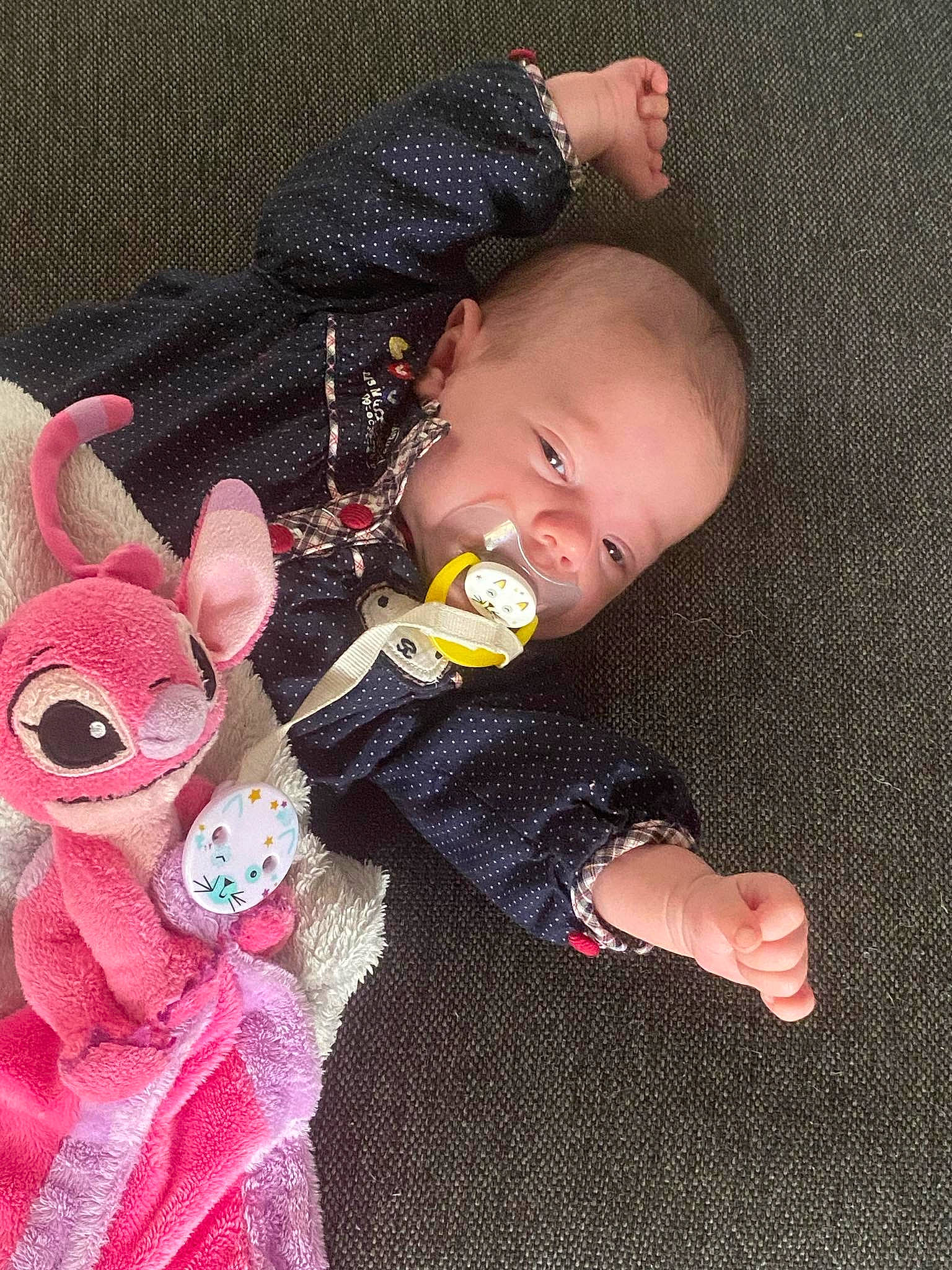 Morgane participe au concours pour gagner de l'argent avec cette photo : baby, baby_products, baby_toddler_clothing, baby_toys, carmine, cheek, child, comfort, finger, hand, leg, nail, pattern, person, rose, sitting, sleeve, stuffed_toy, textile, toddler
