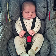 Elya participe au concours pour gagner de l'argent avec cette photo : baby, sleeping, car_seat, infant, child, clothing, straps, harness, red_buckle, gray, patterned_clothing, cozy, cute, hands, feet, socks, upholstery, comfort, peaceful, portrait
