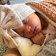 Grace a rejoint le concours — aidez-le/la à gagner de superbes lots ! baby, sleeping, blanket, hat, bow, cozy, child, face, hand, soft, warm, cute, newborn, apparel, indoors, portrait, rest, peaceful, infant, closeup