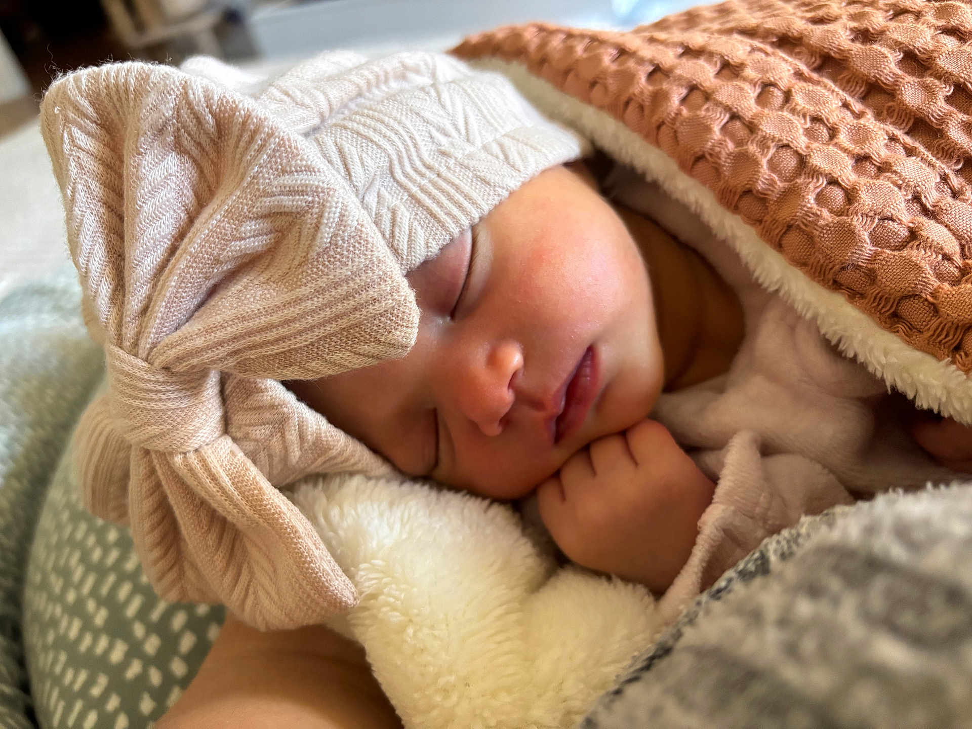 Grace a rejoint le concours — aidez-le/la à gagner de superbes lots ! baby, sleeping, blanket, hat, bow, cozy, child, face, hand, soft, warm, cute, newborn, apparel, indoors, portrait, rest, peaceful, infant, closeup