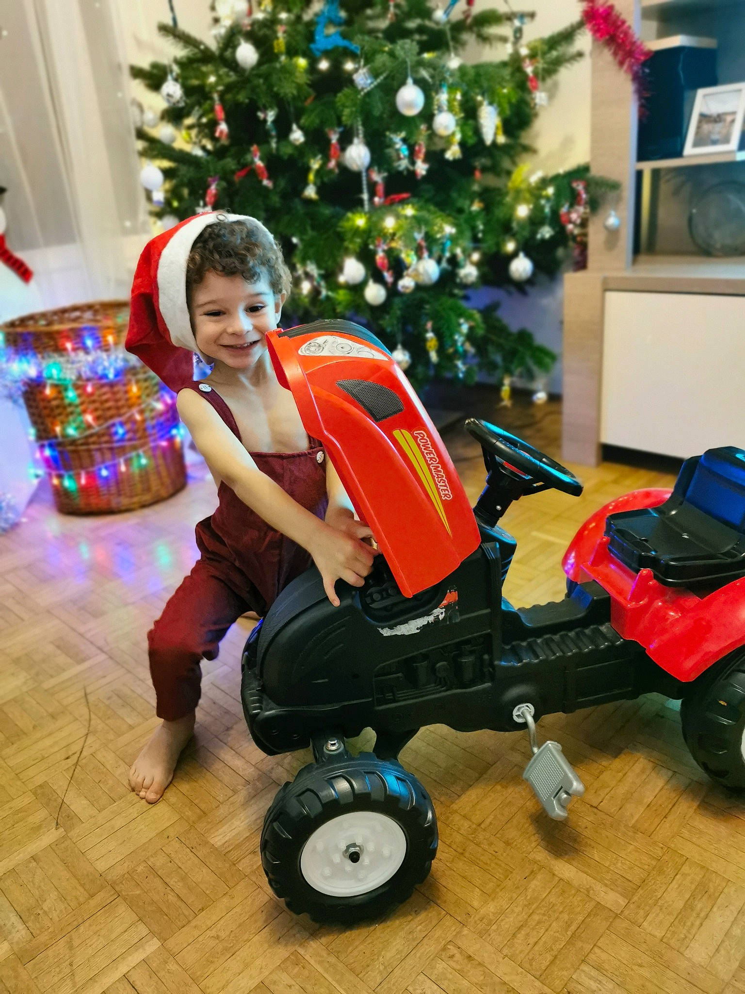Nathaniel participe au concours pour gagner de l'argent avec cette photo : christmas, christmas_decoration, christmas_eve, christmas_ornament, christmas_tree, holiday, holiday_ornament, interior_design, joy, ornament, person, picture_frame, plastic, play, red, rolling, television, tire, toy, toy_vehicle