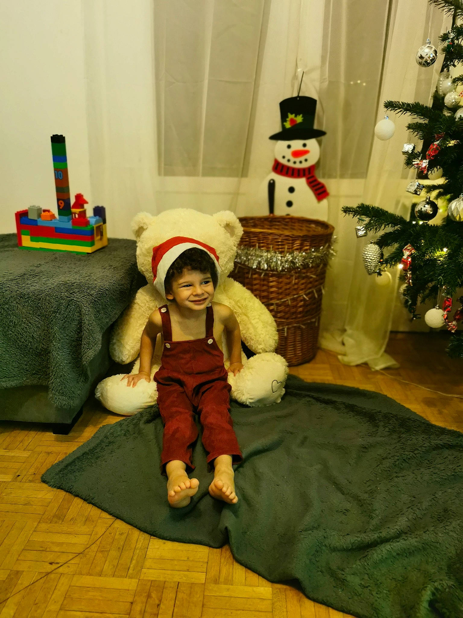 Nathaniel a rejoint le concours — aidez-le/la à gagner de superbes lots ! baby, baby_toddler_clothing, christmas, christmas_decoration, christmas_eve, christmas_ornament, christmas_tree, comfort, floor, flooring, foot, fur, holiday, interior_design, joy, laminate_flooring, ornament, person, sock, toddler