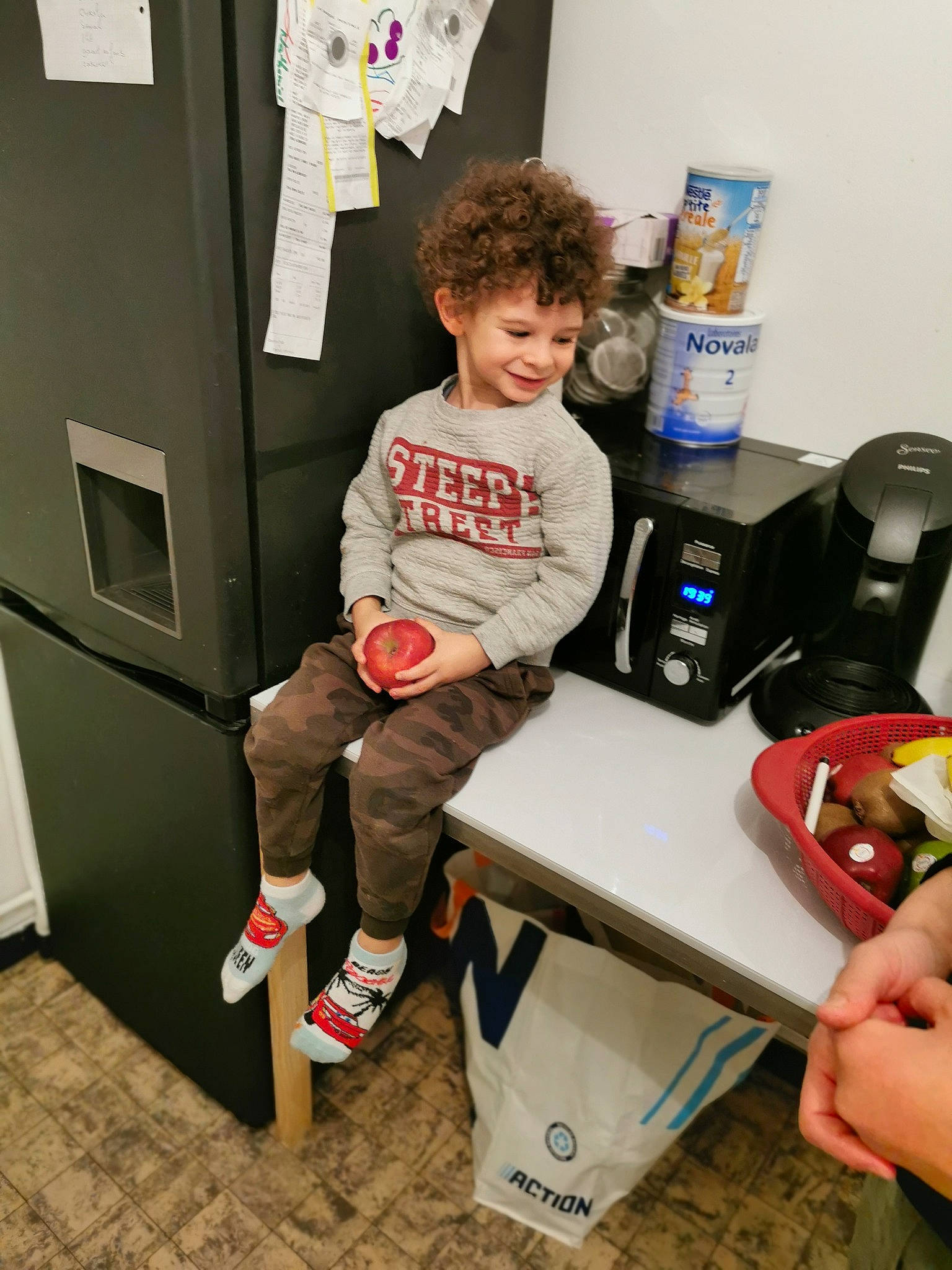 Nathaniel a rejoint le concours — aidez-le/la à gagner de superbes lots ! baby_toddler_clothing, bottle, box, door, home_appliance, household_supply, joy, kitchen_appliance, nail, paper_towel, person, plastic_bottle, small_appliance, sock, standing, t_shirt, walking_shoe