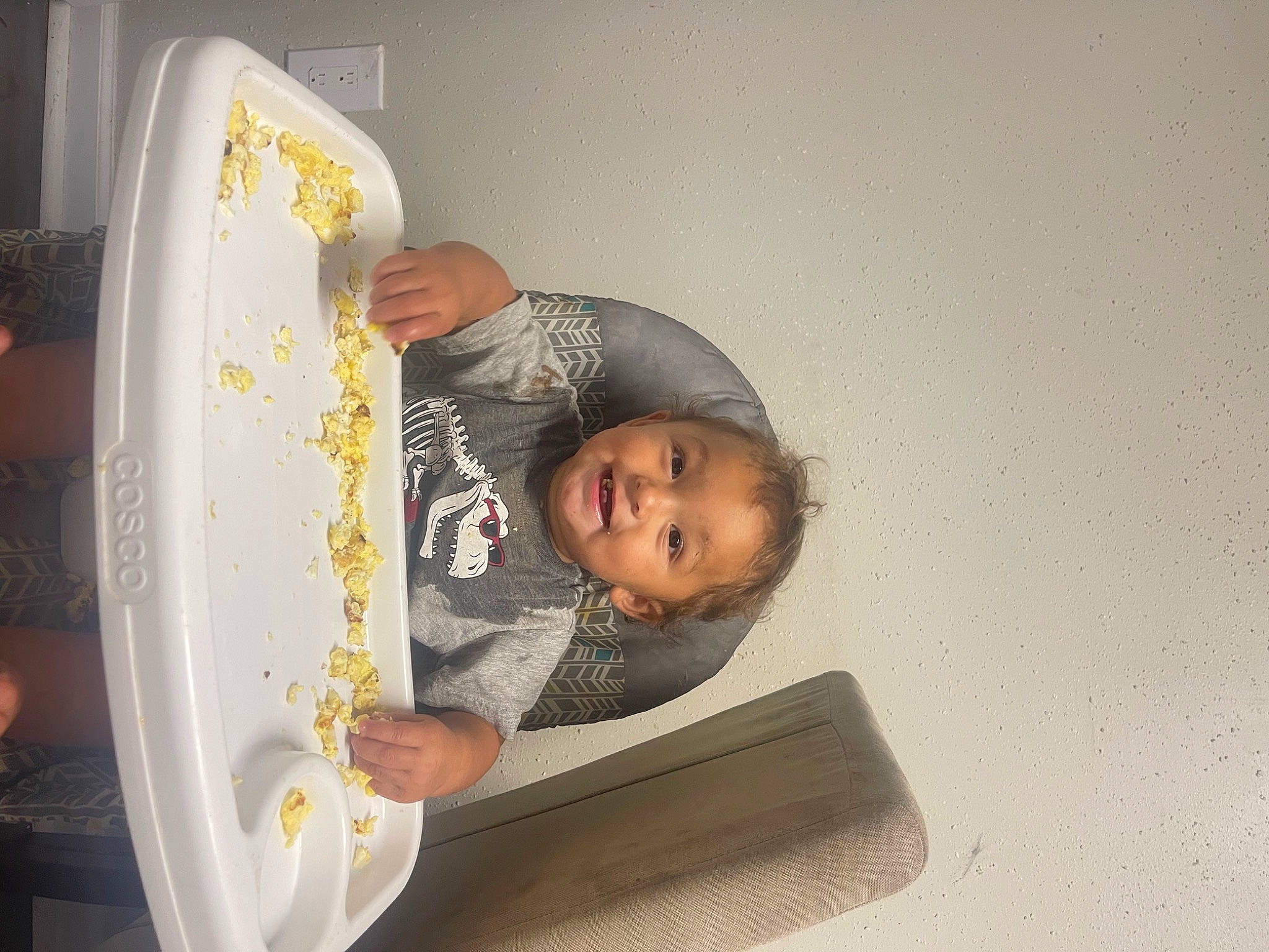 Miguel is registered to the contest to win money with this photo: child, comfort, dishware, flooring, fun, person, plate, room, serveware, sink, sleeve, toddler, waste_container, wood