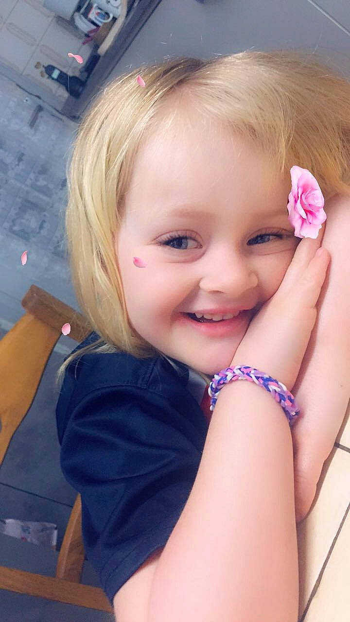 Leyana participe au concours pour gagner de l'argent avec cette photo : baby, beauty, blond, cheek, child, child_model, ear, eye, face, finger, fun, hair, head, joy, lip, nose, person, pink, skin, smile