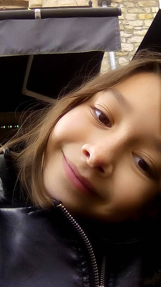 Charline participe au concours pour gagner de l'argent avec cette photo : beauty, black_hair, blond, brown_hair, cheek, eye, eyebrow, eyelash, face, girl, human_hair_color, lady, lip, long_hair, model, person, photo_shoot