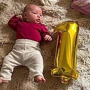 Luna a rejoint le concours — aidez-le/la à gagner de superbes lots ! baby, infant, blanket, balloon, number_one, maroon_clothing, cream_pants, lying_down, soft_texture, celebration, cute, cozy, child, newborn, floor, indoors, portrait, resting, one_year, happy