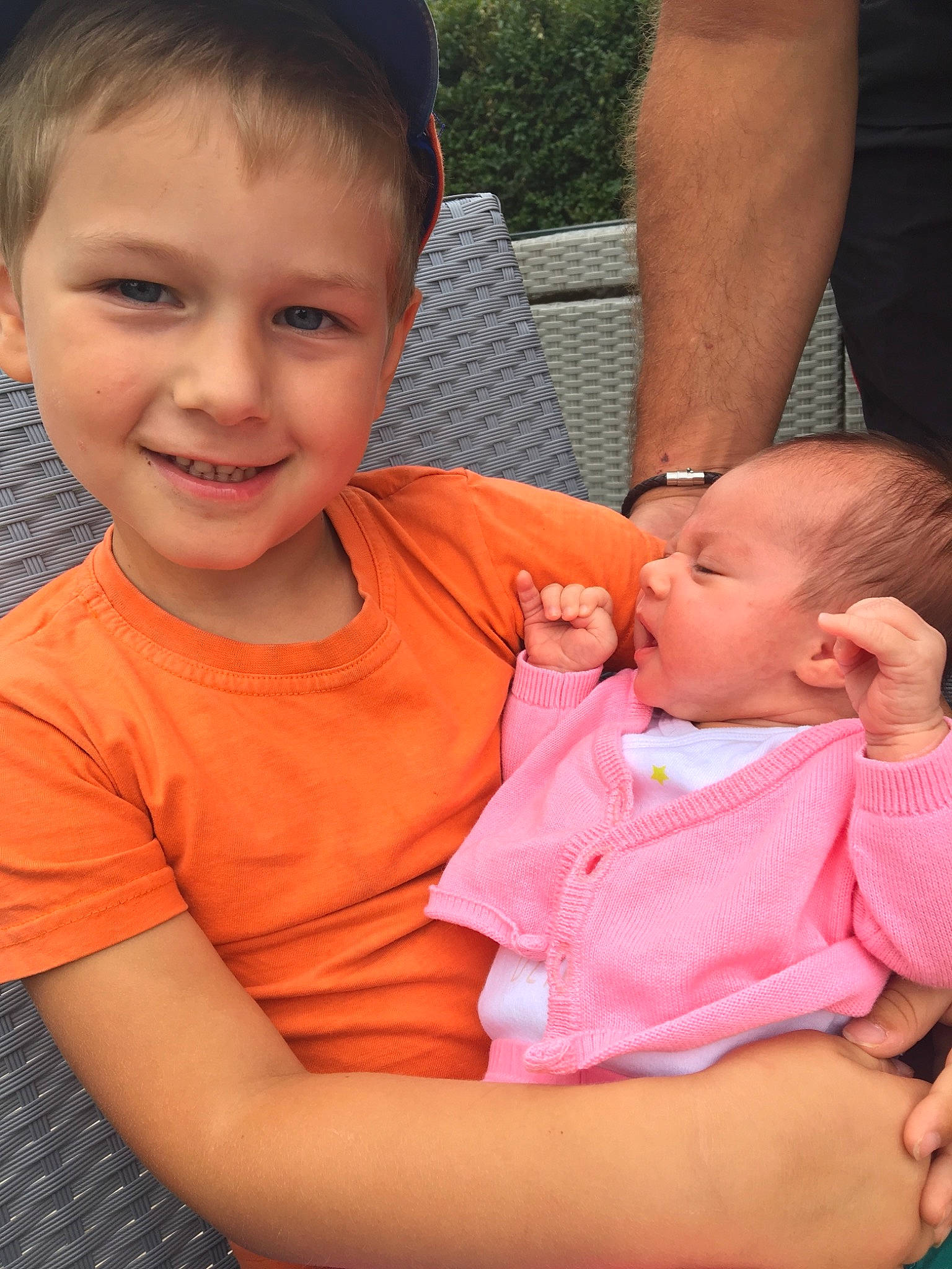 Aaron participe au concours pour gagner de l'argent avec cette photo : baby, cheek, child, daughter, fun, happy, joy, mother, people, person, sibling, skin, smile, toddler