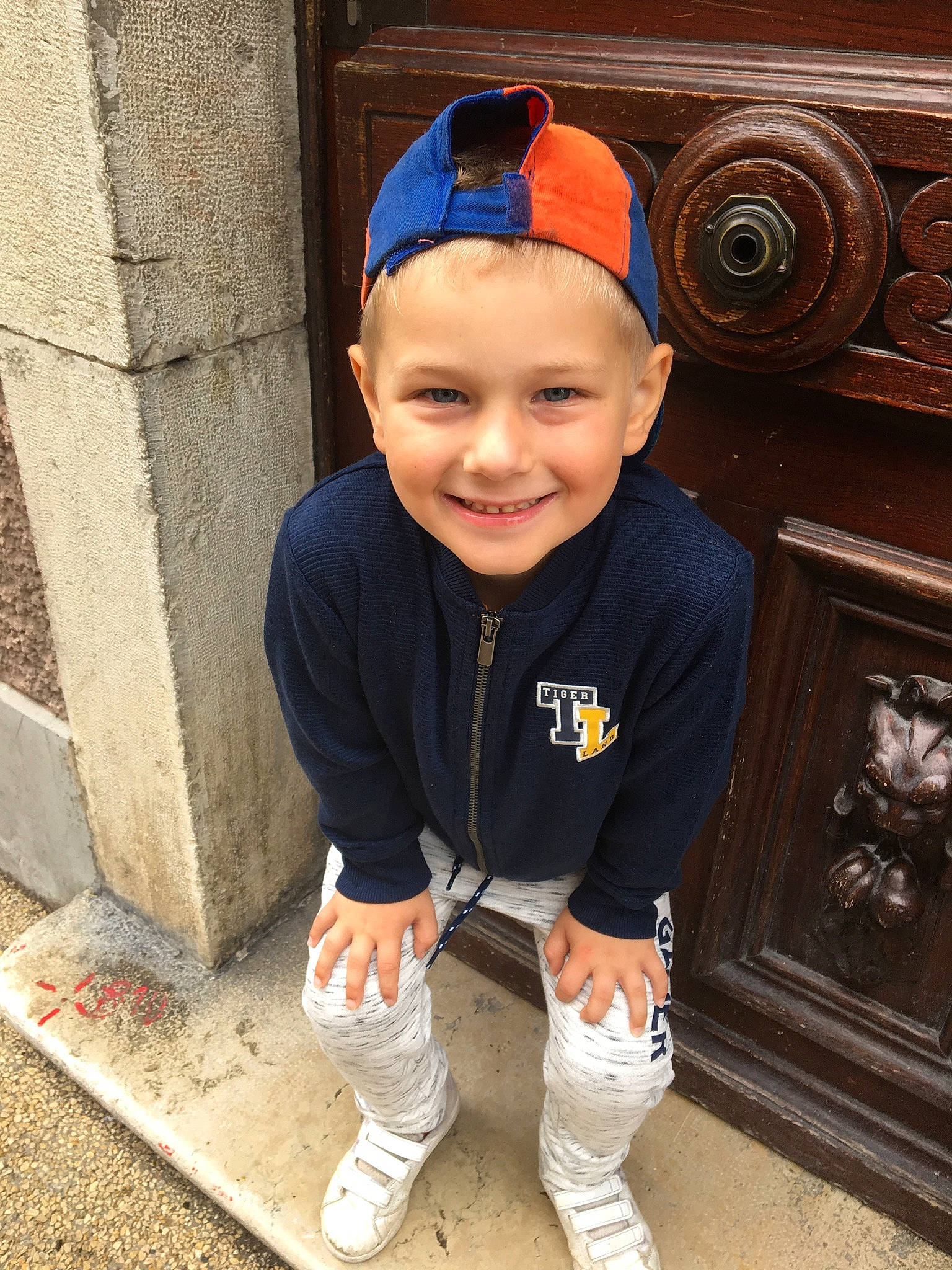 Aaron participe au concours pour gagner de l'argent avec cette photo : baseball_cap, cap, child, child_model, electric_blue, headgear, jeans, joy, person, smile, t_shirt, toddler