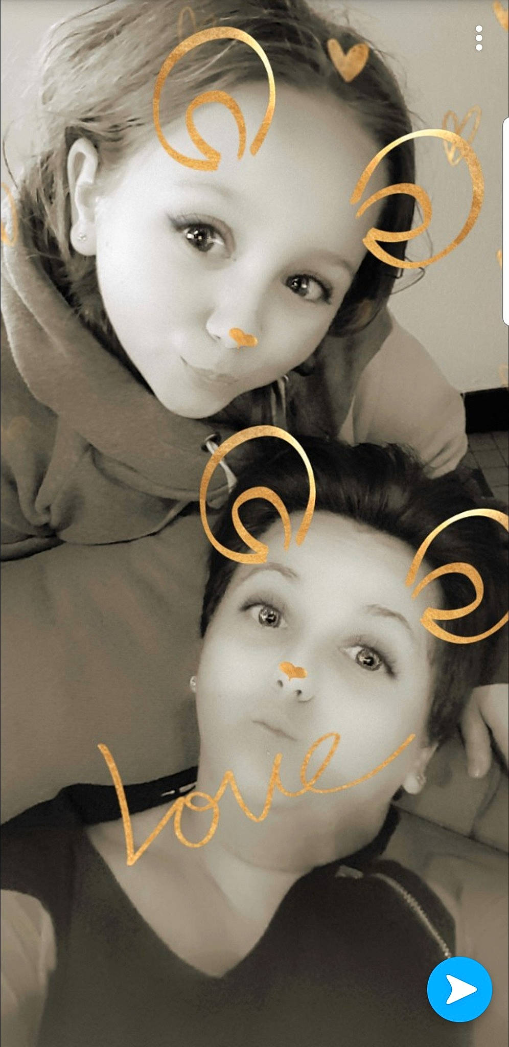 Manon participe au concours pour gagner de l'argent avec cette photo : doll, eye, figurine, girl, head, person