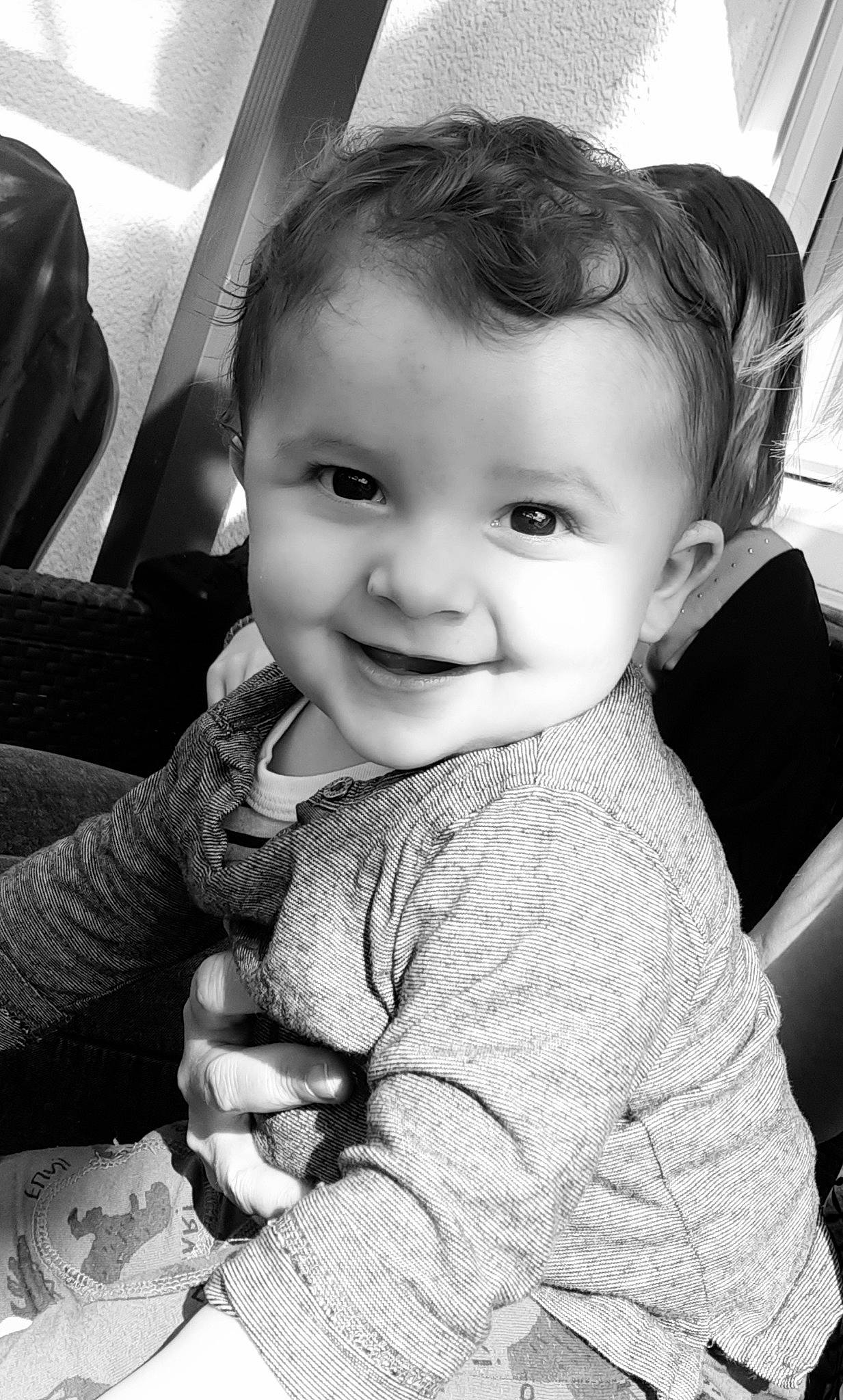 Loris participe au concours pour gagner de l'argent avec cette photo : baby, beauty, black, black_and_white, cheek, child, eye, face, facial_expression, hairstyle, head, joy, lip, monochrome, nose, people, person, skin, smile, snapshot