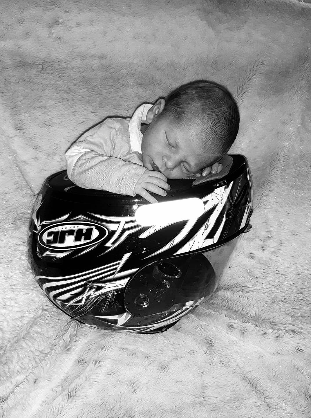 Loris a rejoint le concours — aidez-le/la à gagner de superbes lots ! baby, black_and_white, child, monochrome, person, photography, sitting, style, toddler, white