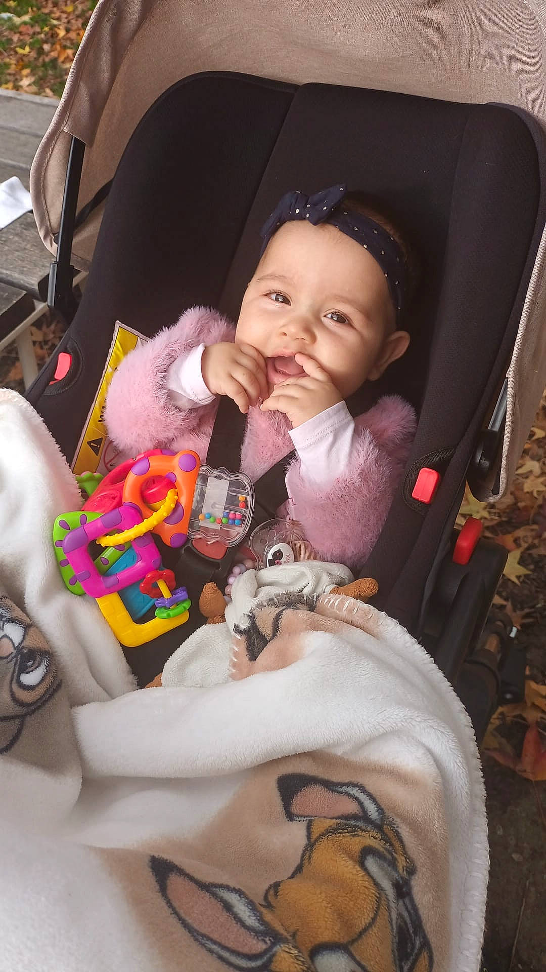 Mya participe au concours pour gagner de l'argent avec cette photo : baby, baby_carriage, car_seat, cheek, child, comfort, eye, facial_expression, fun, hand, happy, head, human_body, motor_vehicle, mouth, person, seat_belt, skin, smile, toddler