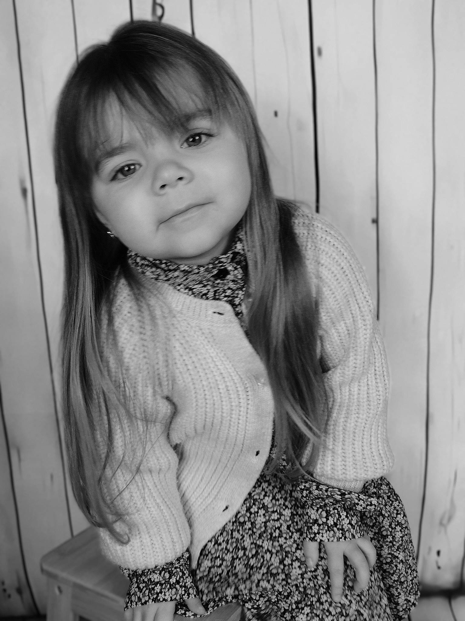 Lya a rejoint le concours — aidez-le/la à gagner de superbes lots ! bangs, beauty, black, black_and_white, eyelash, flash_photography, hair, hairstyle, happy, layered_hair, lip, long_hair, monochrome, monochrome_photography, organ, person, photograph, step_cutting, style, waist