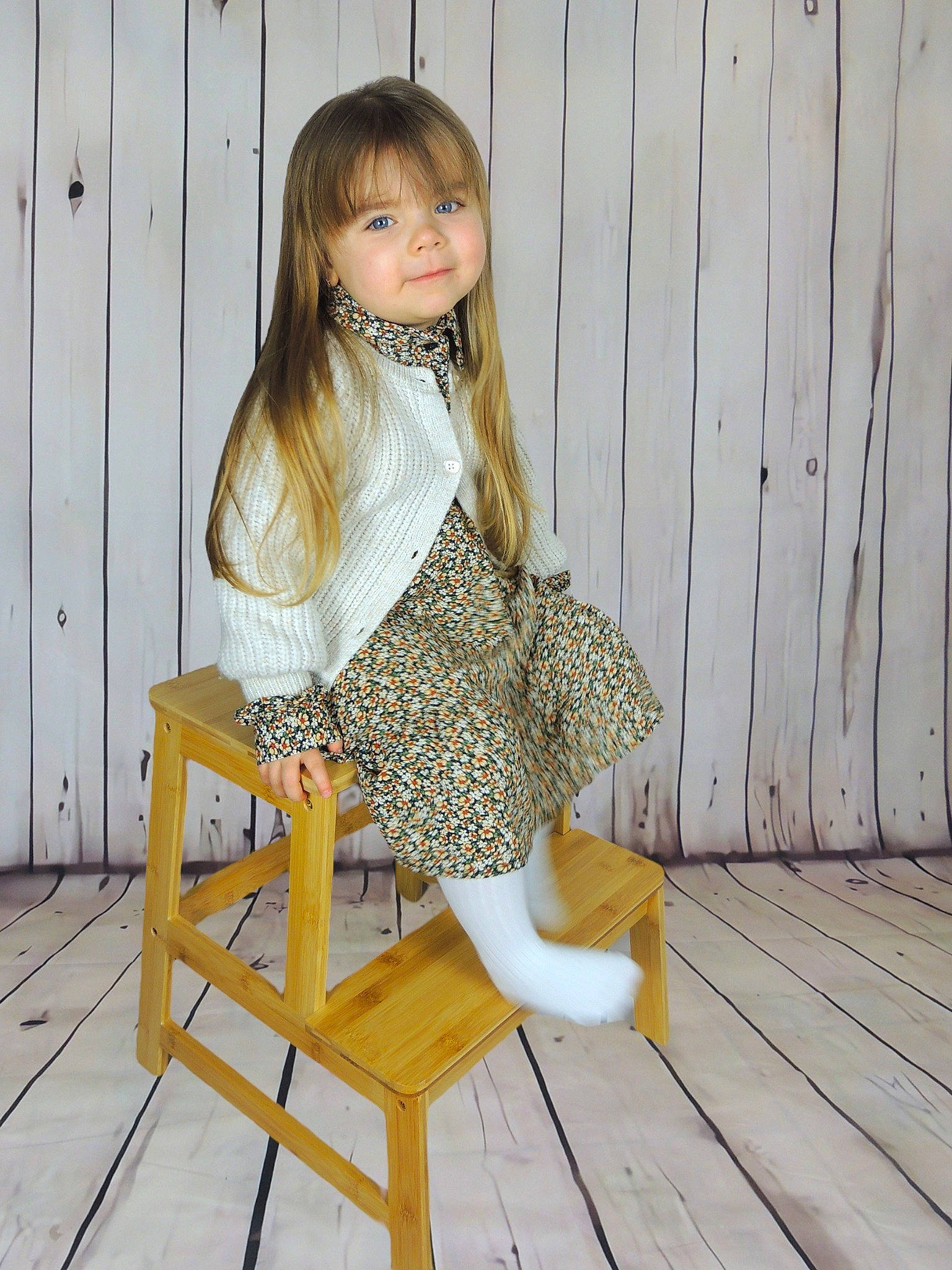 Lya a rejoint le concours — aidez-le/la à gagner de superbes lots ! bangs, brown_hair, chair, child, clothing, comfort, fashion_accessory, fashion_design, flooring, hardwood, human_leg, joint, leisure, pattern, person, sitting, t_shirt, thigh, waist, wig