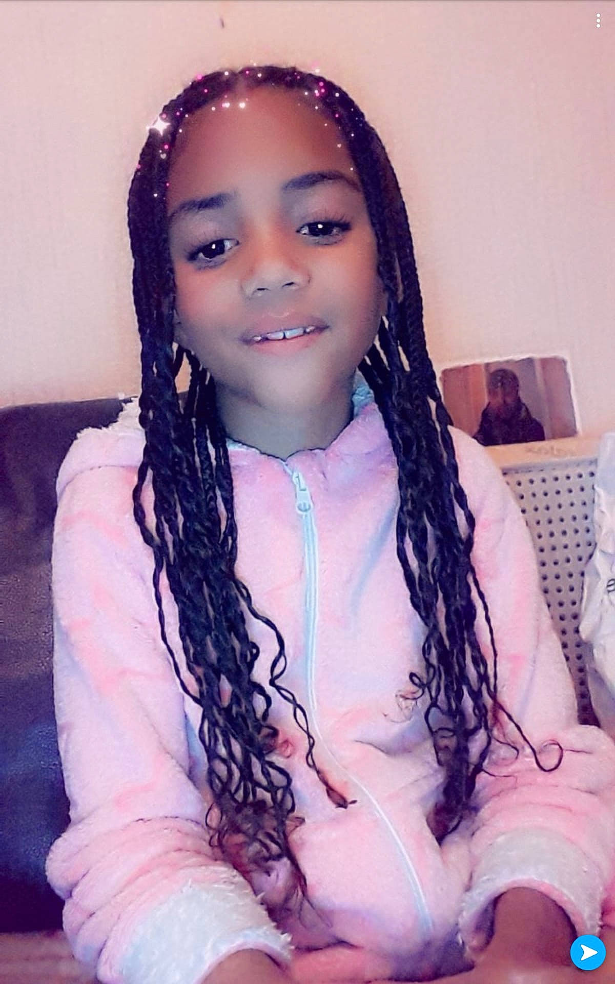 Sherley participe au concours pour gagner de l'argent avec cette photo : beauty, black_hair, braid, child_model, cornrows, dreadlocks, eyebrow, forehead, hair, hair_coloring, hairstyle, joy, lip, long_hair, person, pigtail
