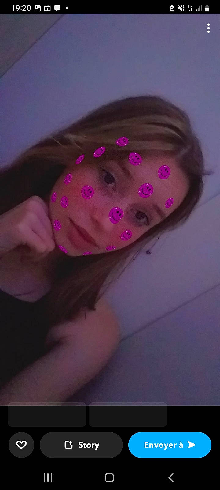 Olivia a rejoint le concours — aidez-le/la à gagner de superbes lots ! cap, child, costume_accessory, costume_hat, electric_blue, eyewear, fashion_accessory, flesh, fun, hair_accessory, headpiece, magenta, nail, pattern, person, personal_protective_equipment, petal, pink, purple, thumb