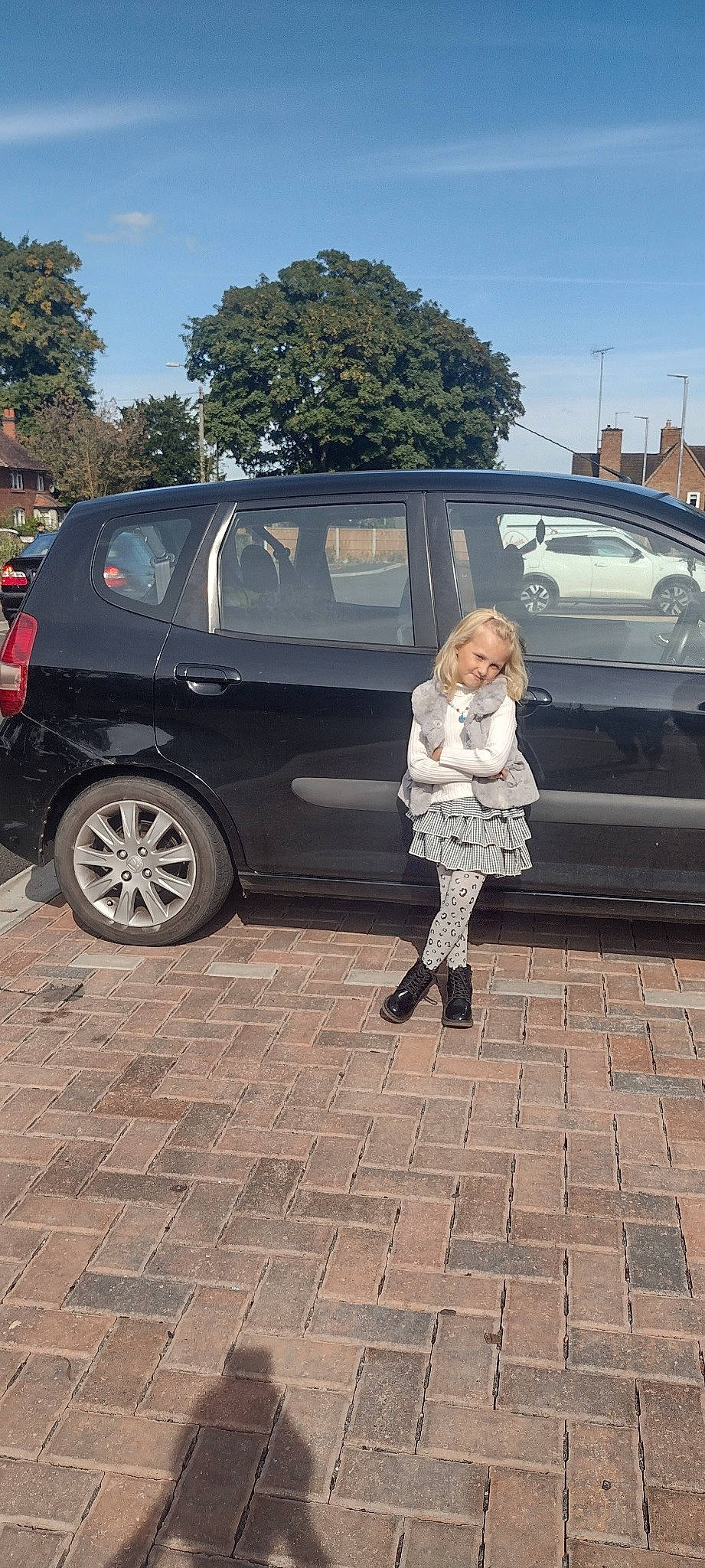 Darcie is registered to the contest to win money with this photo: alloy_wheel, automotive_design, automotive_exterior, automotive_lighting, automotive_tire, automotive_wheel_system, bumper, car, joy, land_vehicle, motor_vehicle, parking, person, plant, sky, tire, tree, van, vehicle, vehicle_door