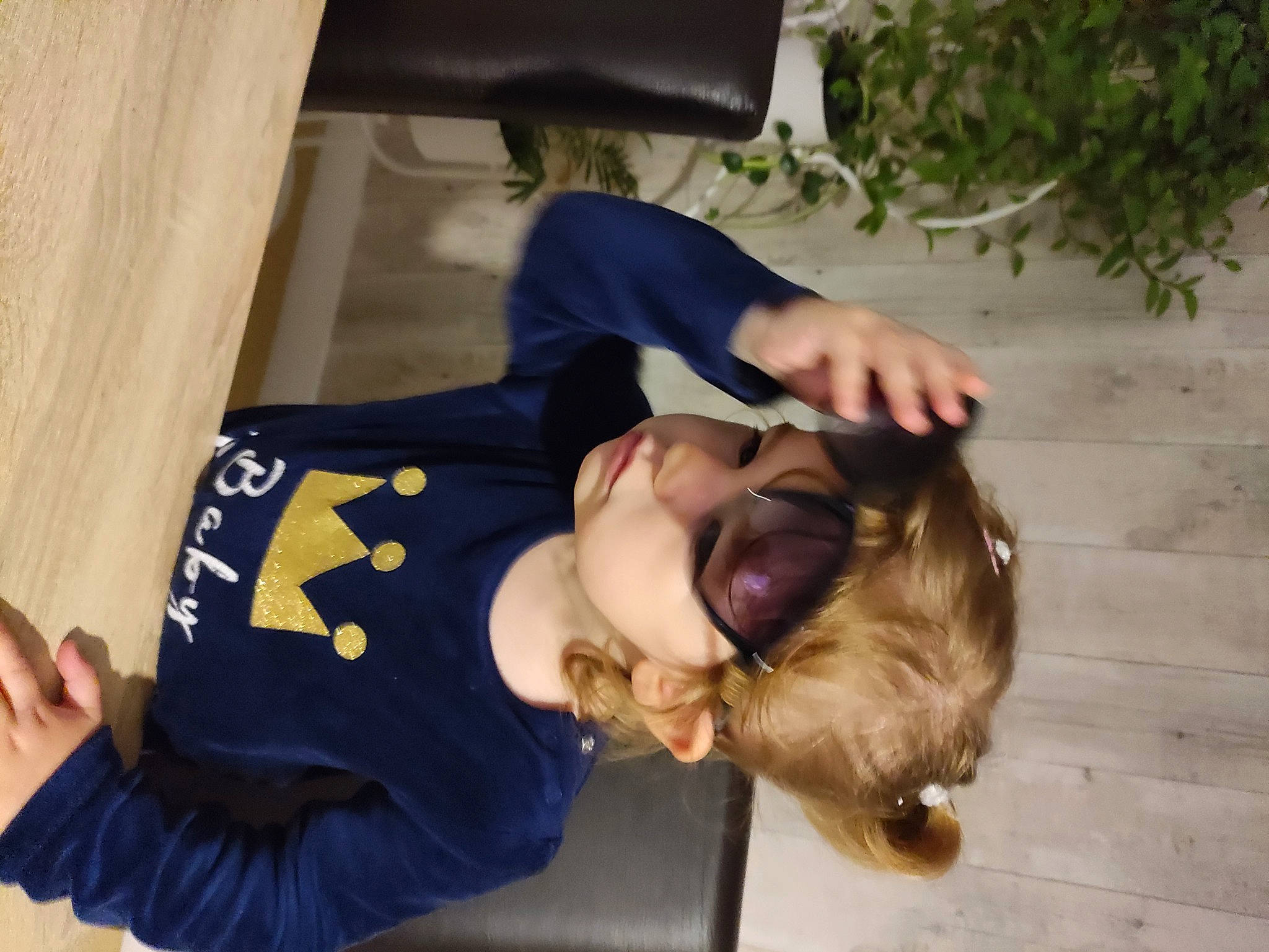 Angéline a rejoint le concours — aidez-le/la à gagner de superbes lots ! companion_dog, curtain, fur, gesture, happy, official, person, sitting, sleeve, sunglasses, toddler, tree, uniform, wrist