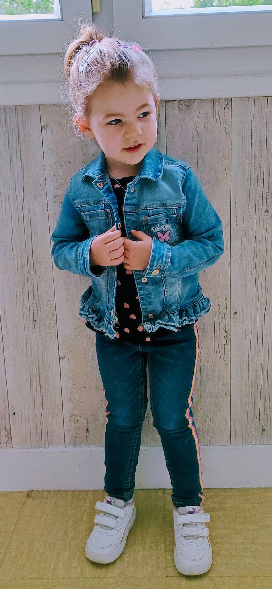 Angéline a rejoint le concours — aidez-le/la à gagner de superbes lots ! blazer, button, clothing, collar, cool, denim, dress_shirt, electric_blue, hair, jeans, leg, neck, person, plaid, sleeve, standing, street_fashion, t_shirt, tartan, toddler