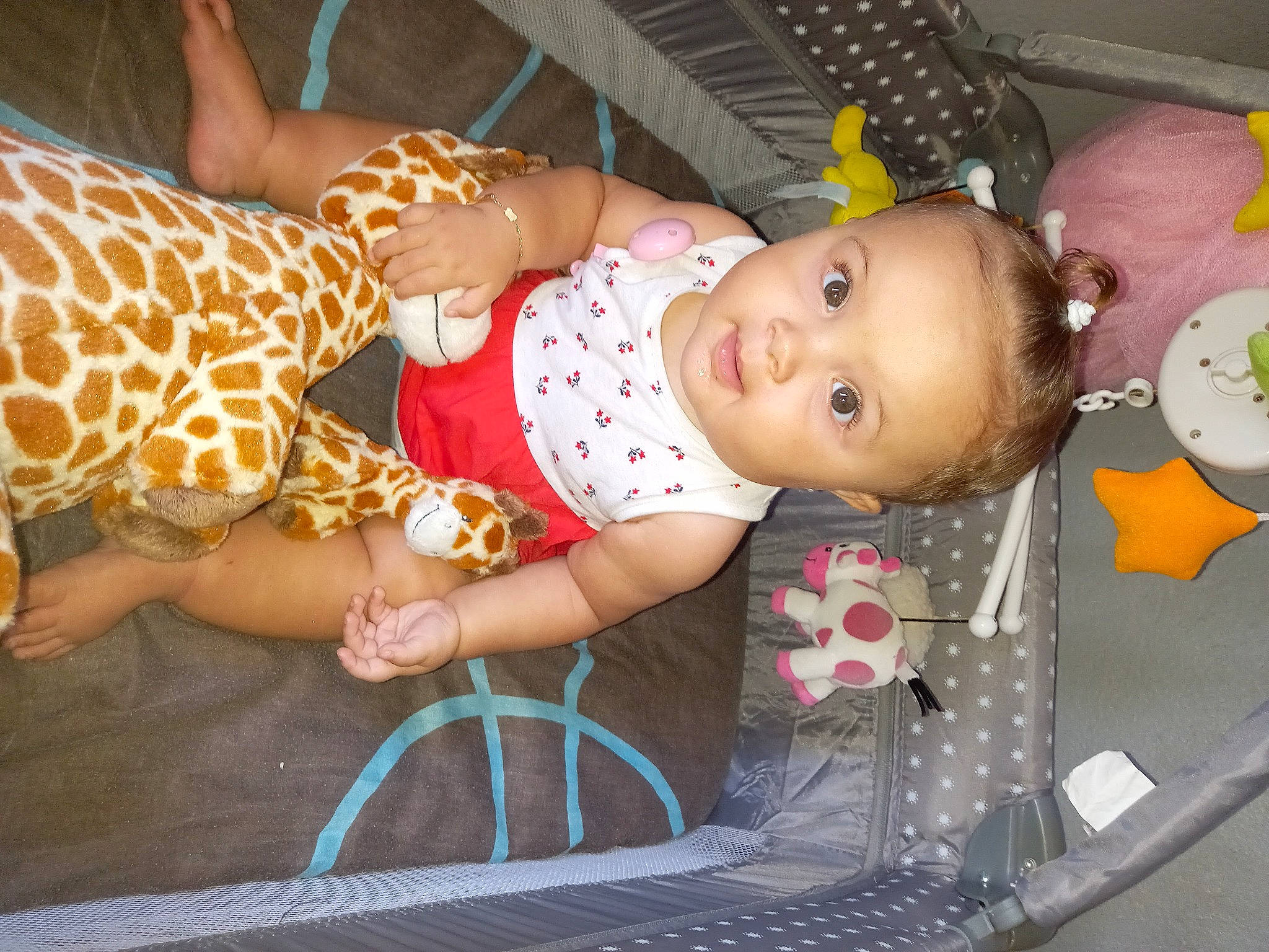 Amélia a rejoint le concours — aidez-le/la à gagner de superbes lots ! abdomen, baby, baby_products, baby_safety, baby_toddler_clothing, child, day_dress, fun, happy, human_leg, organ, pattern, person, pink, room, skin, smile, thigh, toddler, toy