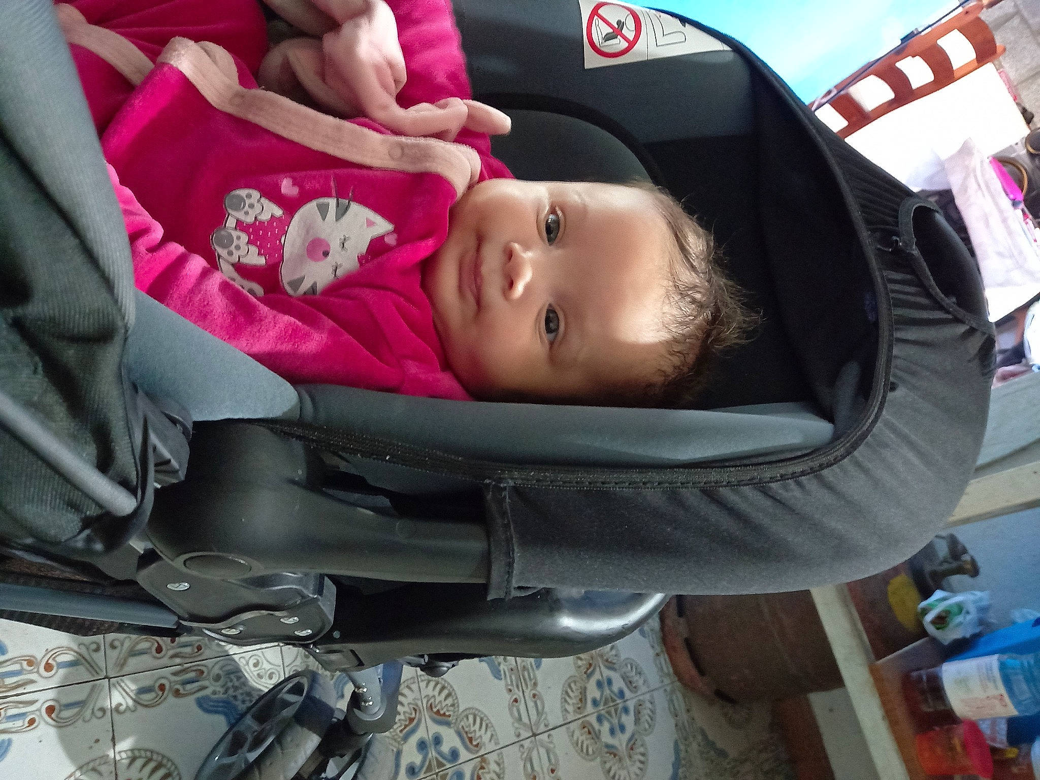 Amélia a rejoint le concours — aidez-le/la à gagner de superbes lots ! auto_part, automotive_design, baby, baby_carriage, baby_products, baby_toddler_clothing, car_seat, carmine, child, comfort, fun, hat, headgear, helmet, luxury_vehicle, motor_vehicle, person, personal_protective_equipment, toddler, vehicle_door