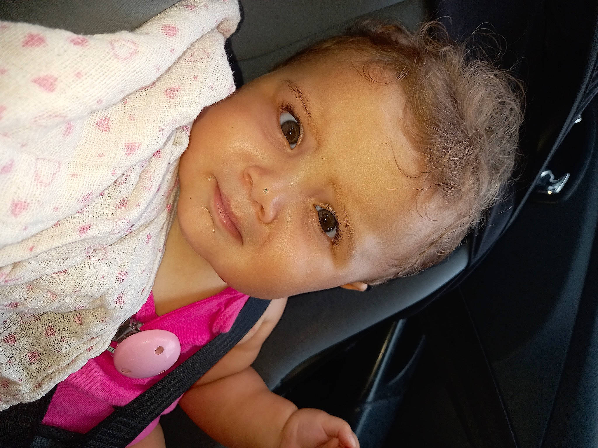 Amélia participe au concours pour gagner de l'argent avec cette photo : baby, baby_toddler_clothing, cheek, clothing, dress, eyelash, finger, flash_photography, fun, happy, iris, lip, mouth, nose, person, pink, skin, smile, toddler, vehicle_door