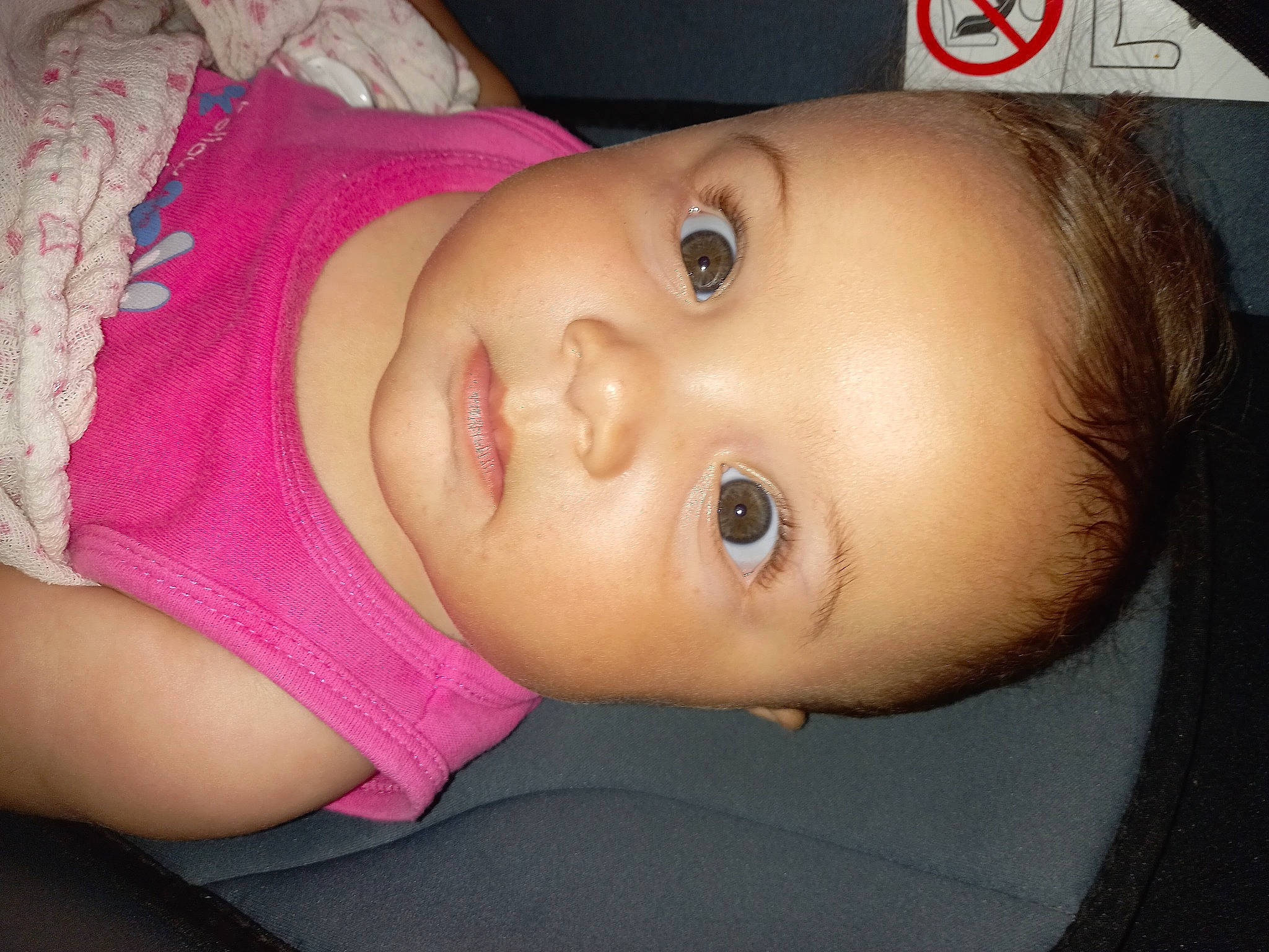 Amélia a rejoint le concours — aidez-le/la à gagner de superbes lots ! baby, baby_toddler_clothing, cheek, child, chin, close_up, ear, eyebrow, eyelash, forehead, fun, iris, lip, magenta, mouth, nose, person, portrait_photography, skin, throat