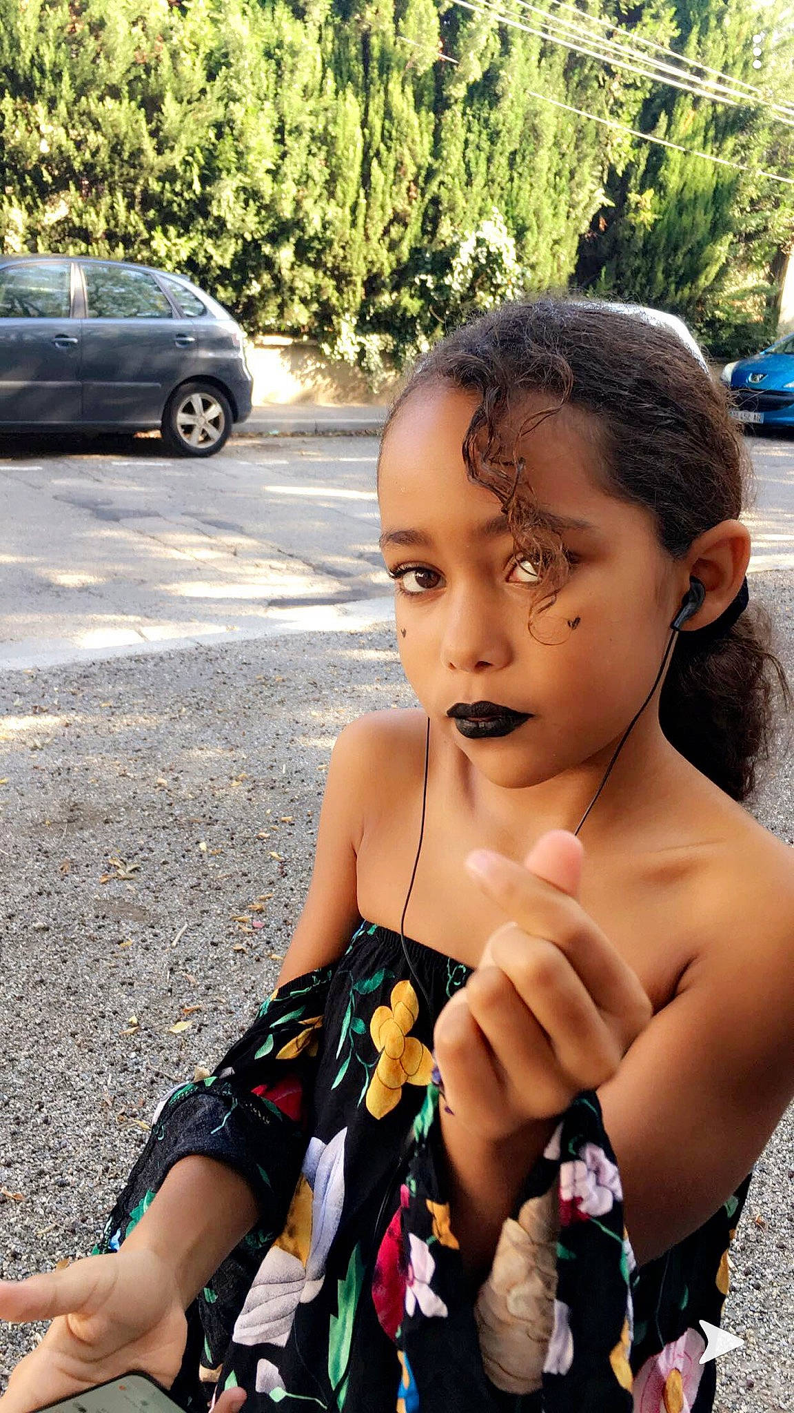 Melody a rejoint le concours — aidez-le/la à gagner de superbes lots ! car, child, finger, person, smile, thumb, vehicle