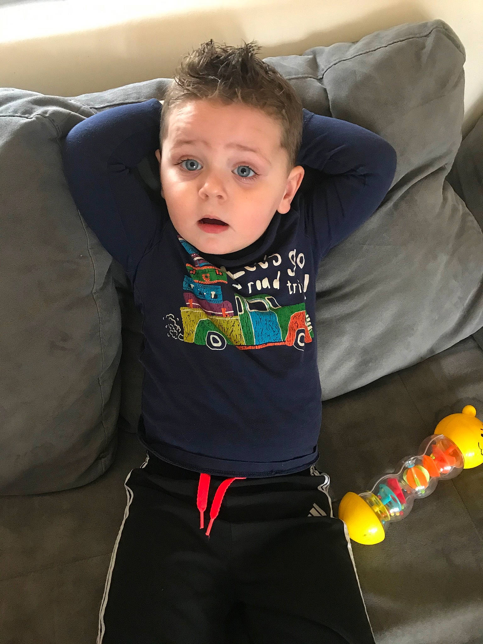 Layvin a rejoint le concours — aidez-le/la à gagner de superbes lots ! abdomen, arm, child, person, sitting, sleeve, surprise, toddler