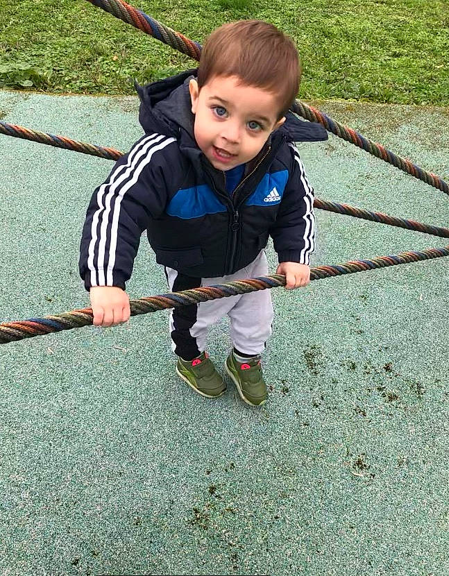 Manolo a rejoint le concours — aidez-le/la à gagner de superbes lots ! child, grass, person, plant, play, recreation, toddler