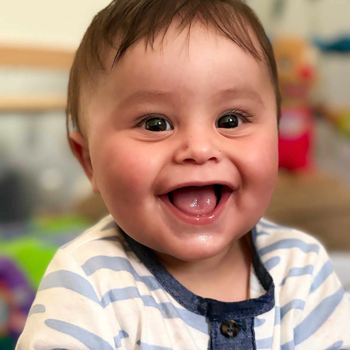 Maël a rejoint le concours — aidez-le/la à gagner de superbes lots ! baby, blurred_background, buttoned_shirt, child, cute, expression, eyes, face, hair, happy, indoor, infant, mouth_open, person, portrait, skin, smiling, striped_clothing, toy, young_child