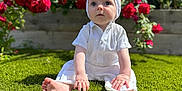 Victoire participe au concours pour gagner de l'argent avec cette photo : baby, child, grass, flowers, roses, garden, outdoor, greenery, headband, white_clothing, sitting, sunlight, nature, cute, portrait, young_child, person, skin, barefoot, curious