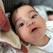 Hélio a rejoint le concours — aidez-le/la à gagner de superbes lots ! baby, child, closeup, face, eyes, expression, blanket, soft, cozy, indoors, infant, cute, portrait, clothing, resting, toddler, skin, sleepy, young, person