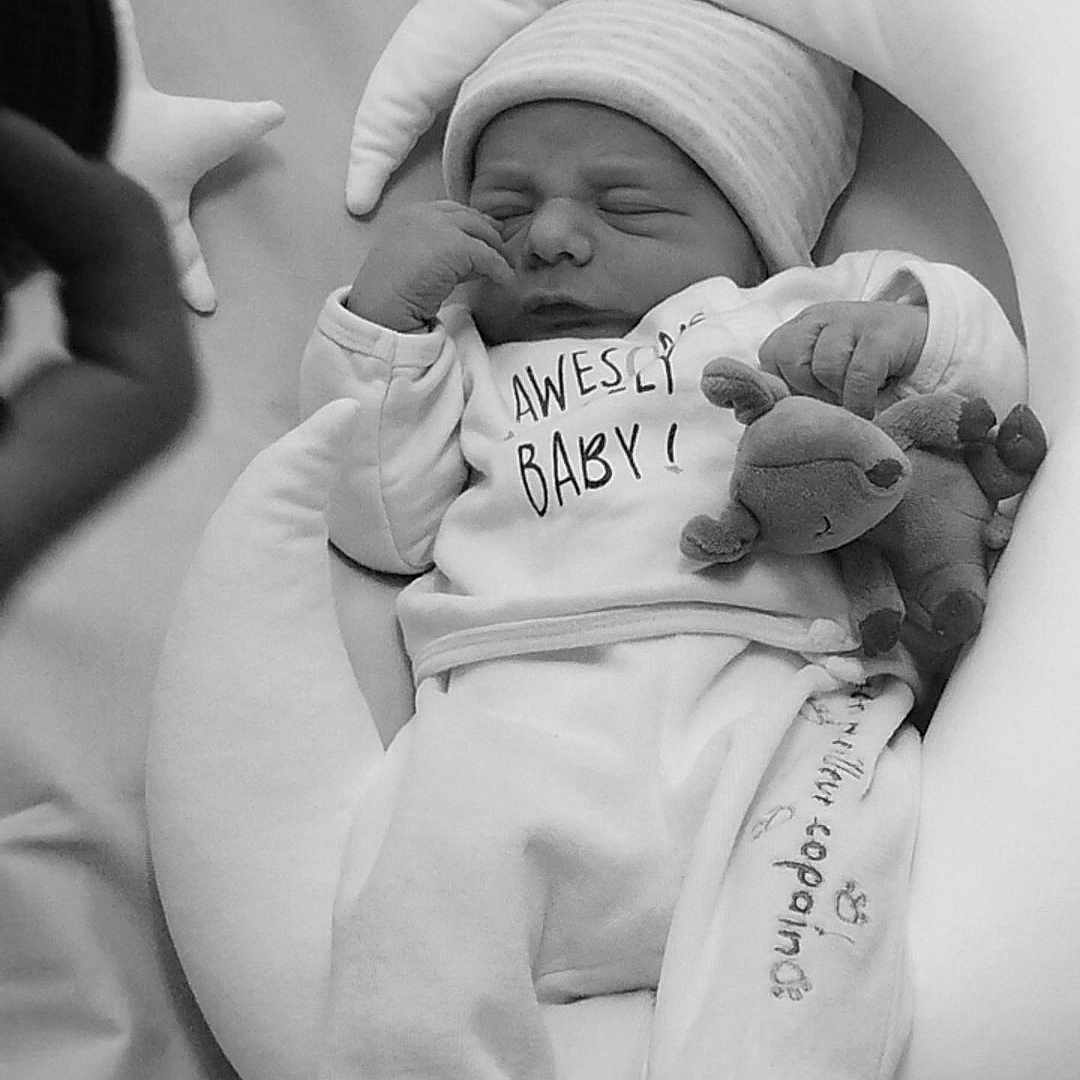 Mael a rejoint le concours — aidez-le/la à gagner de superbes lots ! baby, blanket, child, clothing, cozy, cushion, cute, hand, hat, indoors, infant, monochrome, newborn, peaceful, photography, plush_toy, portrait, resting, sleeping, soft