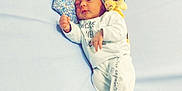 Mael participe au concours pour gagner de l'argent avec cette photo : baby, bed, blanket, bottle, child, clothing, cute, hospital, infant, lion_toy, newborn, nursery, pajamas, person, pillow, plush_toy, resting, sleeping, table, white