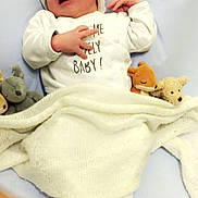 Mael a rejoint le concours — aidez-le/la à gagner de superbes lots ! baby, bed, blanket, blue_background, child, comfort, cozy, cute, hand, hat, indoors, infant, newborn, person, plush_toys, resting, sleeping, soft, tiny, white_clothing