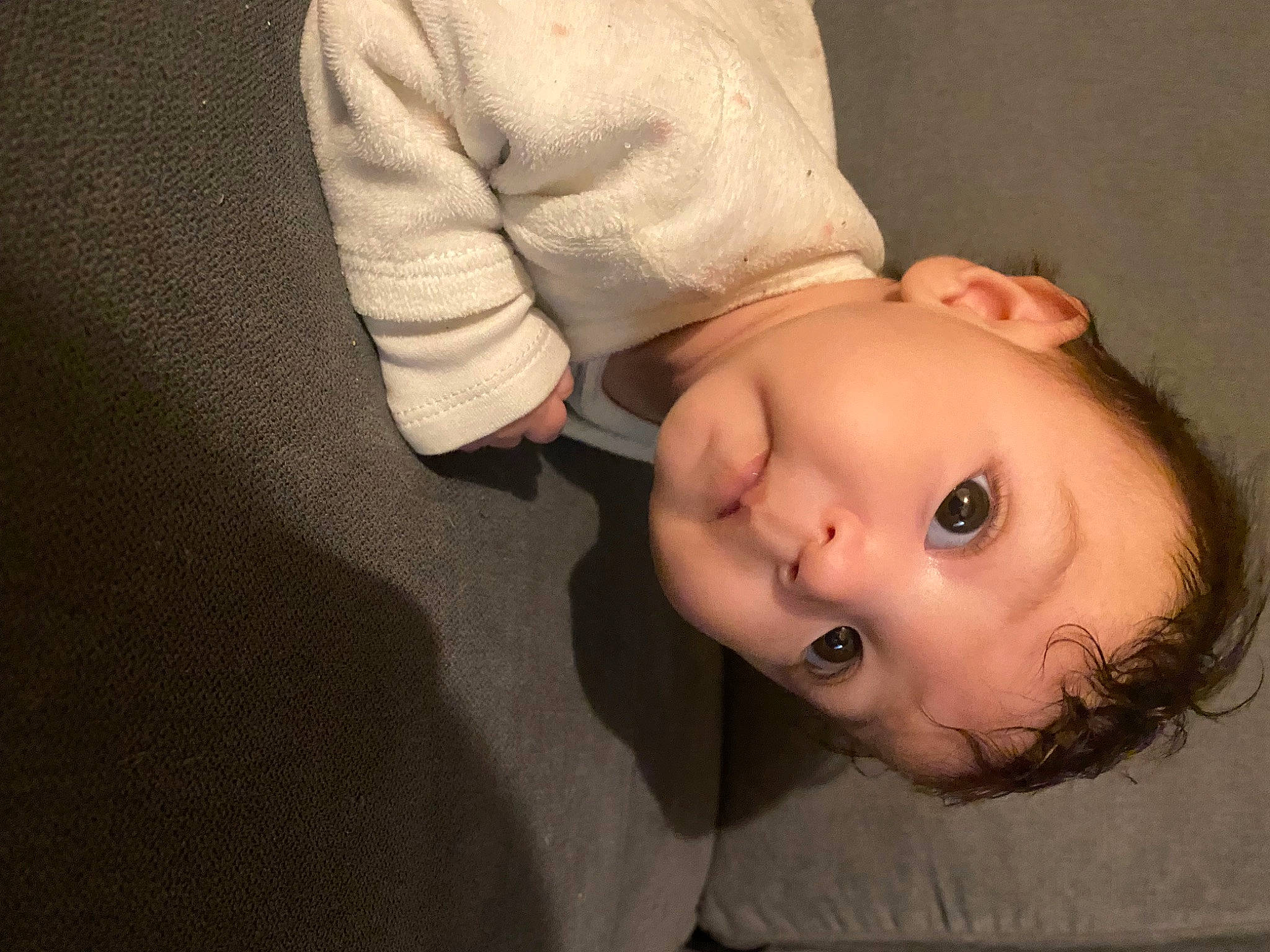 Inaya a rejoint le concours — aidez-le/la à gagner de superbes lots ! baby, baby_toddler_clothing, cheek, child, collar, comfort, eyelash, flash_photography, flooring, fur, lip, nail, nose, person, portrait, portrait_photography, sitting, skin, sleeve, surprise