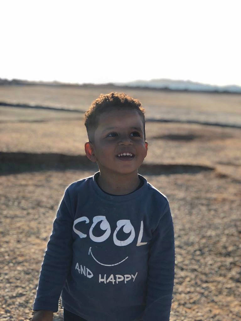 Kahil a rejoint le concours — aidez-le/la à gagner de superbes lots ! beach, child, fun, happy, head, human, joy, landscape, male, ocean, people, person, photography, sand, sea, sky, smile, standing, summer, t_shirt