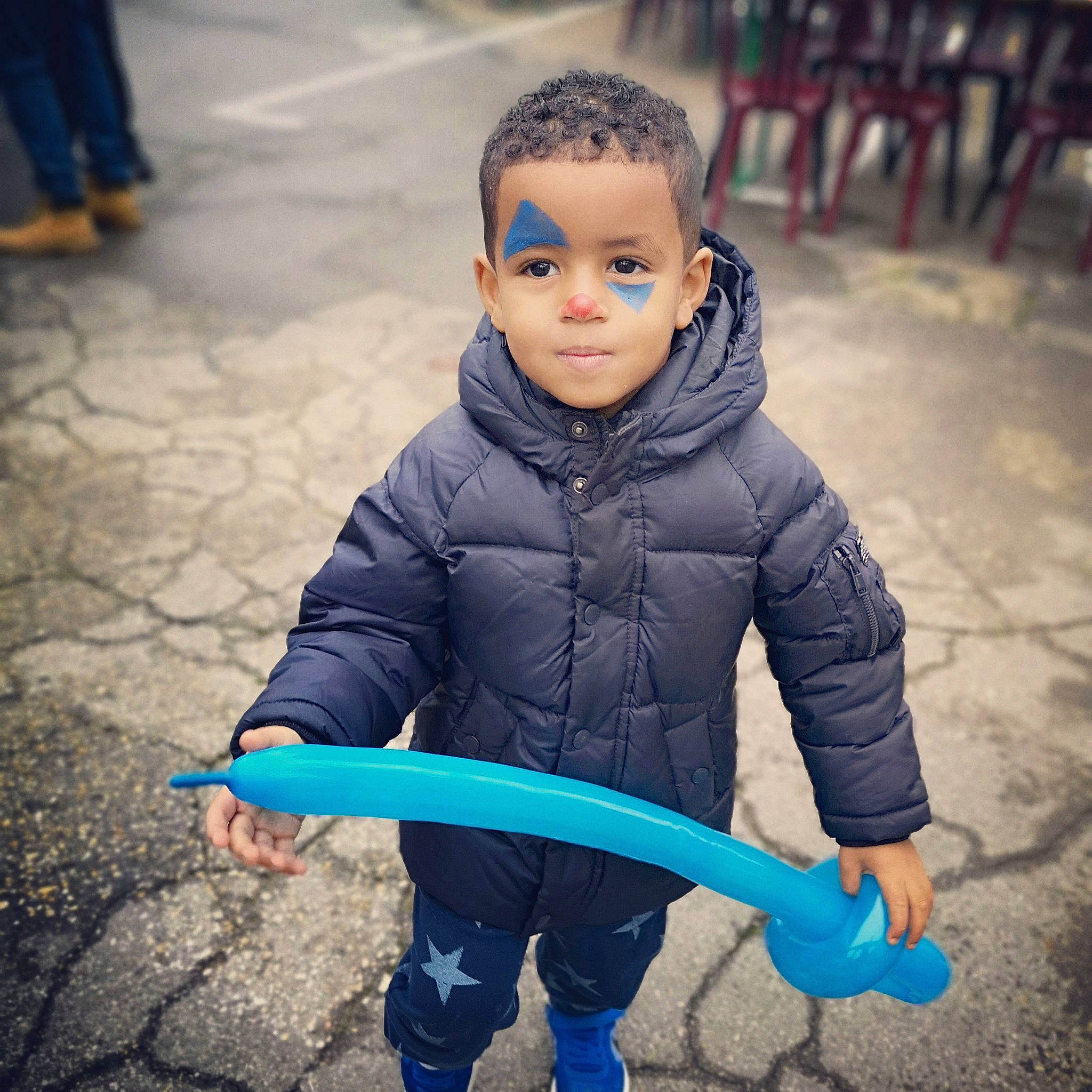 Kahil participe au concours pour gagner de l'argent avec cette photo : blue, cheek, child, cloud, cool, eye, face, fun, head, human, jacket, outerwear, people, person, play, skin, sky, smile, standing, toddler